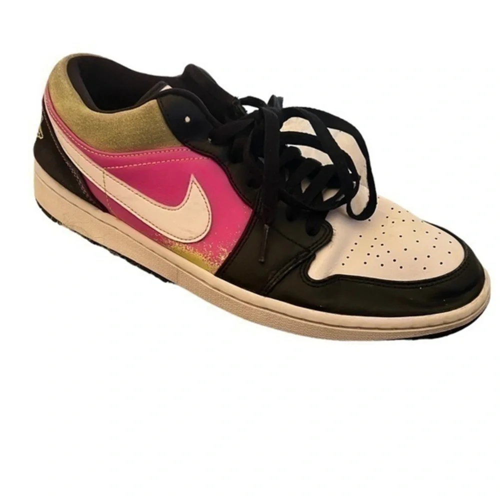 ▶️ Air jordan ◀️ 1 low black active fuchsia spray paint. Size 11